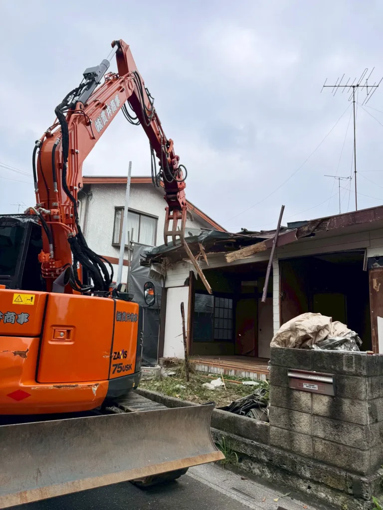 木造住宅の解体工事の様子