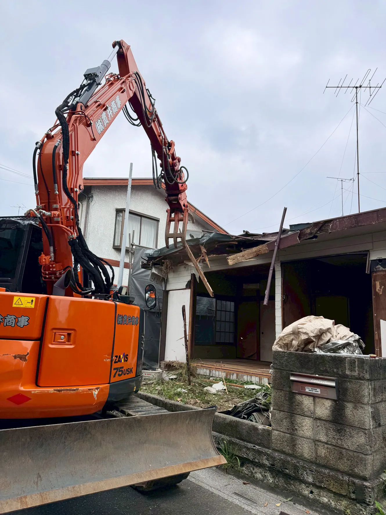 木造住宅の解体工事の様子
