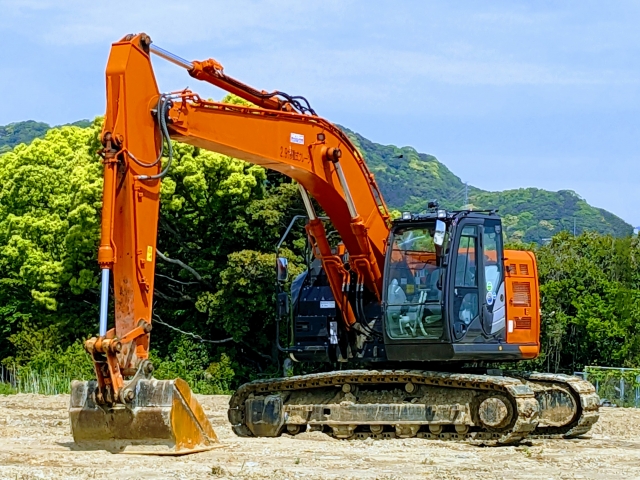 解体工事現場における油圧ショベル